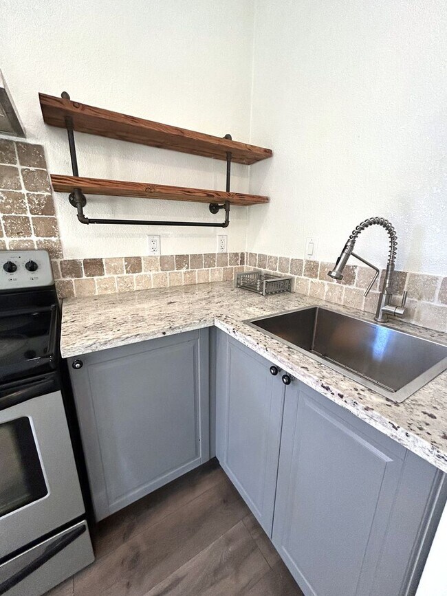 Building Photo - 1-Bedroom ADU with Full Kitchen, Loft & In...