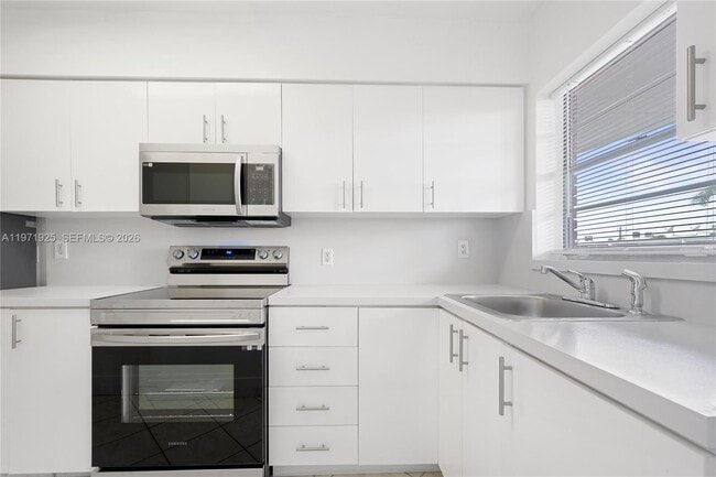 Building Photo - 141 NE 10th Ave