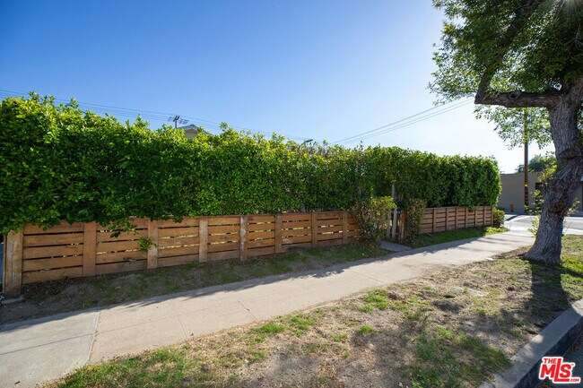 Building Photo - 4216 W Victory Blvd