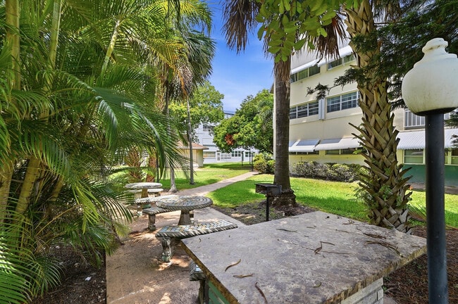 Building Photo - 1333 E Hallandale Beach Blvd