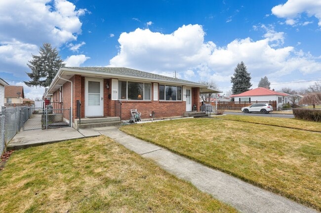 Building Photo - 1206 E Heroy Ave