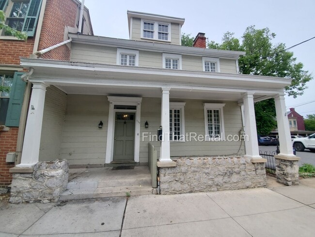 Building Photo - Downtown pet-friendly 3bd w Fenced Yard, Laundry, Screened Porch, Dishwasher, and nearby weekly f...
