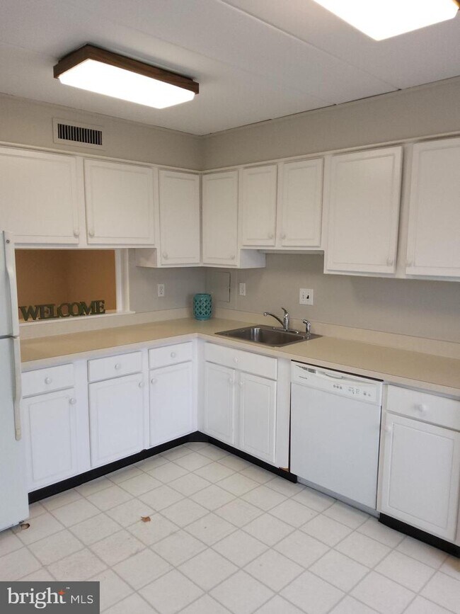 Building Photo - 128 Roberts Ln