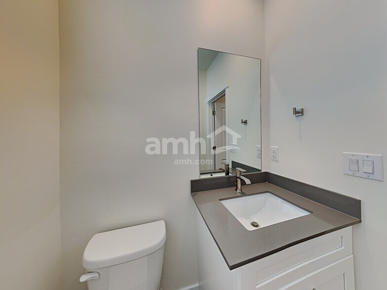 Building Photo - 1113 Moorside Ave