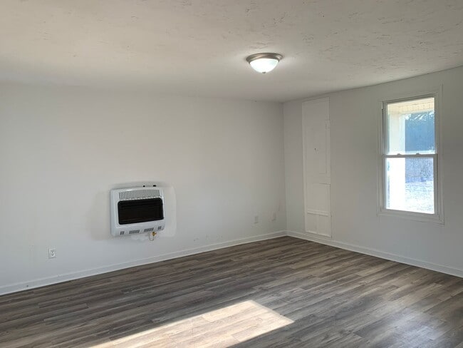 Building Photo - Gorgeous newly renovated apartment in Broo...