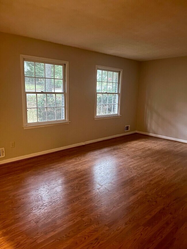 Building Photo - Tons of space and room to entertain!!