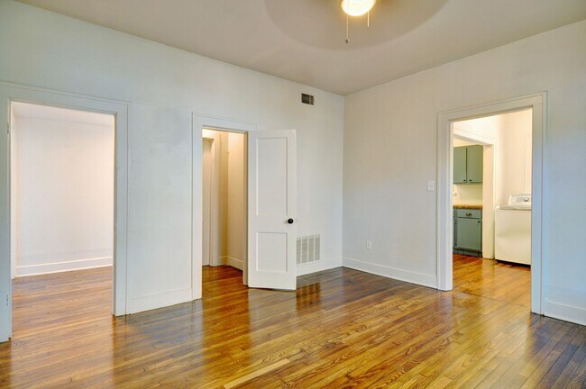 Building Photo - Near Southside Downstairs Duplex