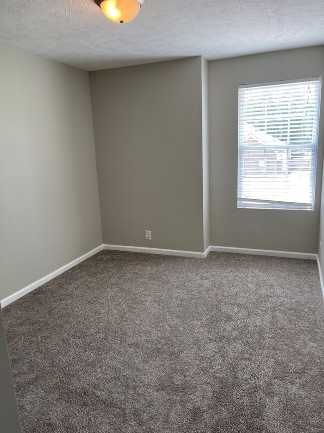 Building Photo - 617 Niagra Ln