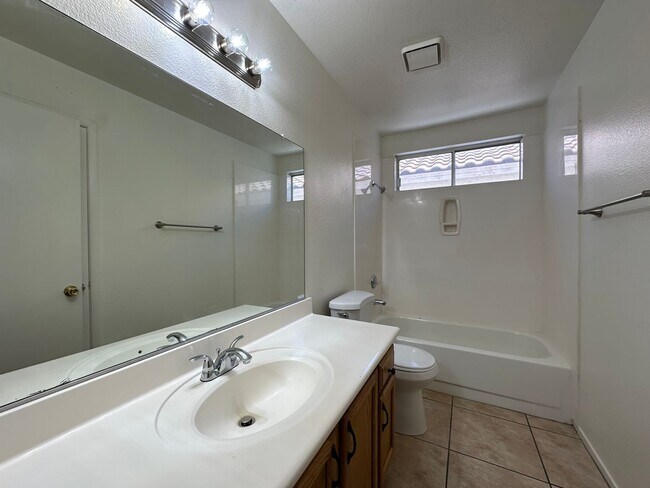 Building Photo - Pool and 4 bedrooms