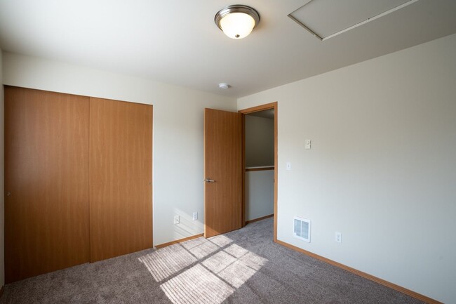 Building Photo - 3 BEDROOM TOWNHOME IN ARLINGTON