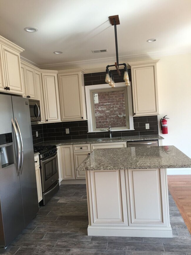 Building Photo - 194 Parkhurst St