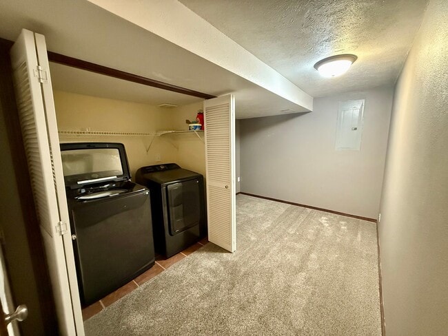 Building Photo - Stunning 3 Bed 2 Bath Eagle Ridge Home w/ ...