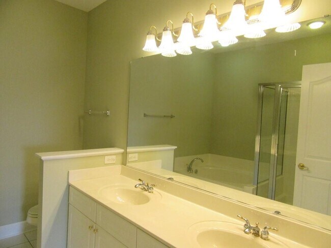 Building Photo - 2241 Waterview Dr