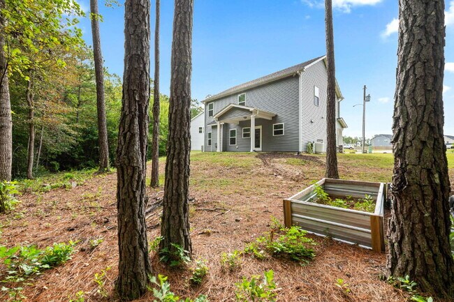Building Photo - Spacious 4-Bedroom Retreat with 2.5 Baths ...