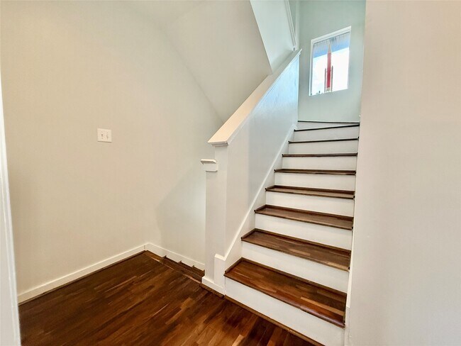 Building Photo - 608 W Drew St