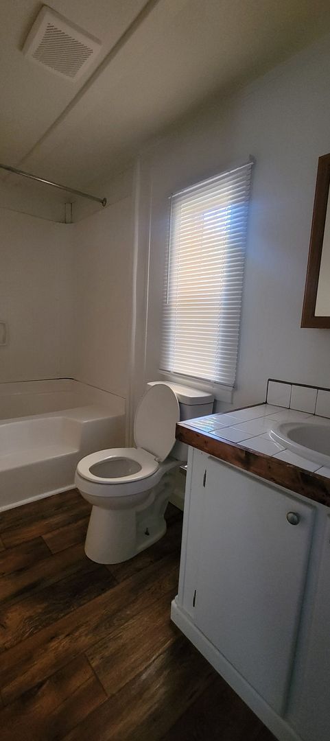 Building Photo - Ready to Move in