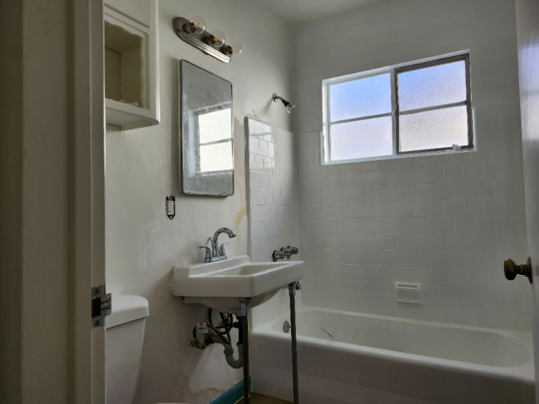 Building Photo - 1339 N Vista St