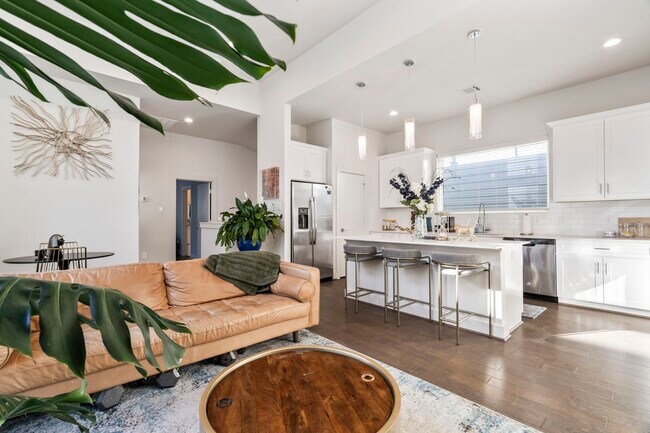 Building Photo - 2210 Lou Ellen Ln