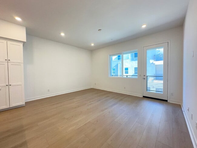 Building Photo - "Chic 1-Bedroom Retreat with Spacious Living in Valencia – 915 Sq Ft of Comfort!"