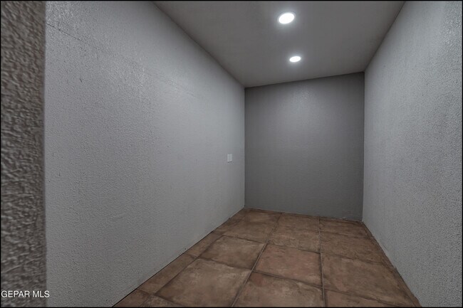 Building Photo - 6412 Via Aventura Dr