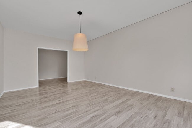 Building Photo - Charming 2 Bedroom Condominum