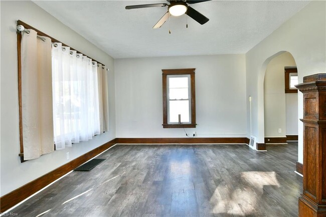 Building Photo - 781 Oak Knoll Ave SE