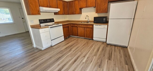Building Photo - For Rent 3 bed 3 bath Plus 4th room or Off...