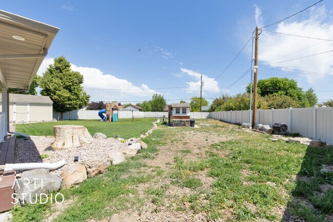 Building Photo - **Stunning 4-Bedroom Home with Modern Amen...