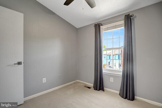 Building Photo - 6063 Hydrangea Dr