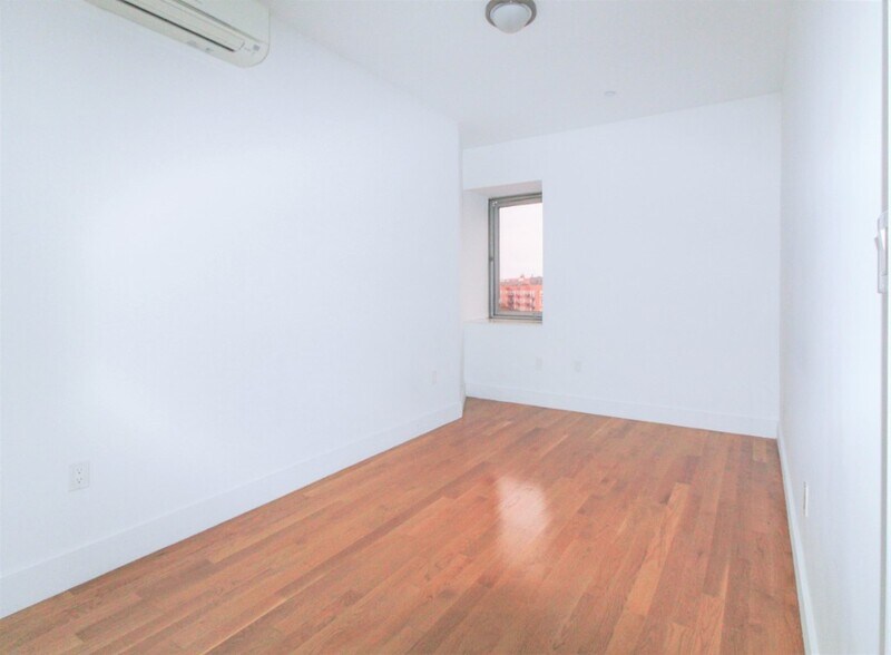 Building Photo - LUXURY 1 BED LOFT in Queens!