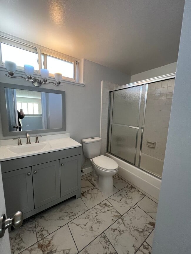 Building Photo - 4 bedroom + loft, 2 1/2 bath - 2 story home in central Simi
