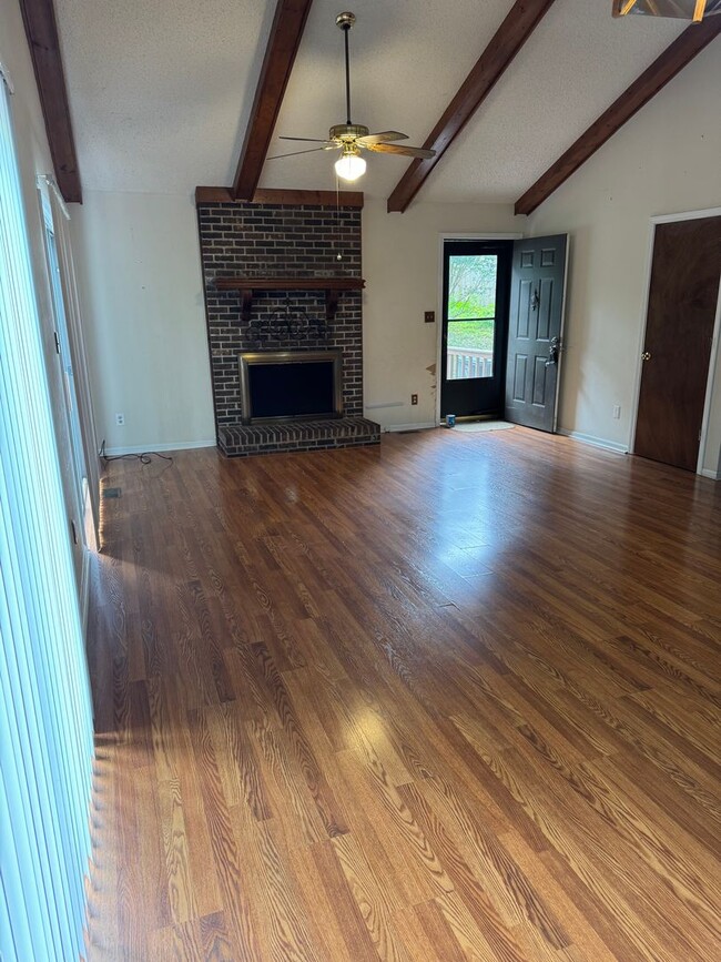 Building Photo - Bright & Charming 3BR Ranch Home in Newton – Vaulted Ceilings & Large Deck