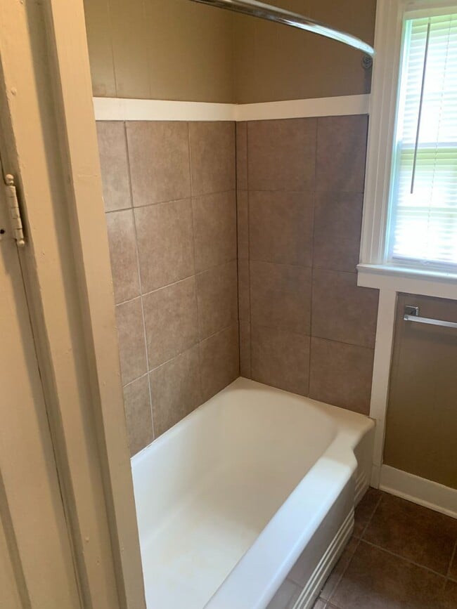 Building Photo - Cute 1br Downtown Benton