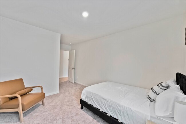 Building Photo - 408 Elaine Vly Dr