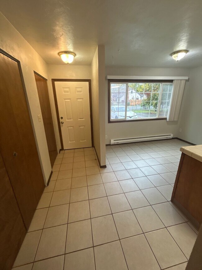 Building Photo - Beautiful 3 Bed /1.5 Bath Townhouse in Albany