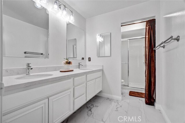 Building Photo - 2032 E Bermuda St