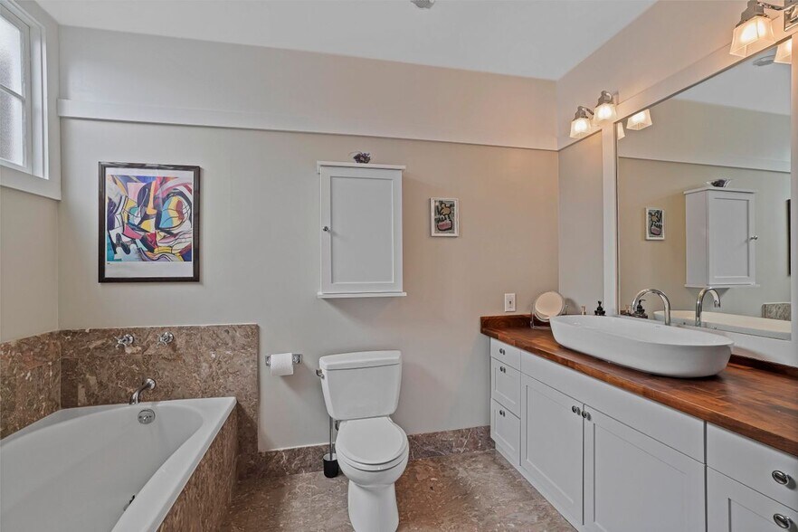 Building Photo - 493 Warburton Ave