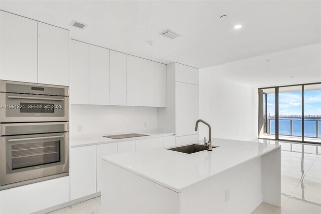 Building Photo - 700 NE 24th St