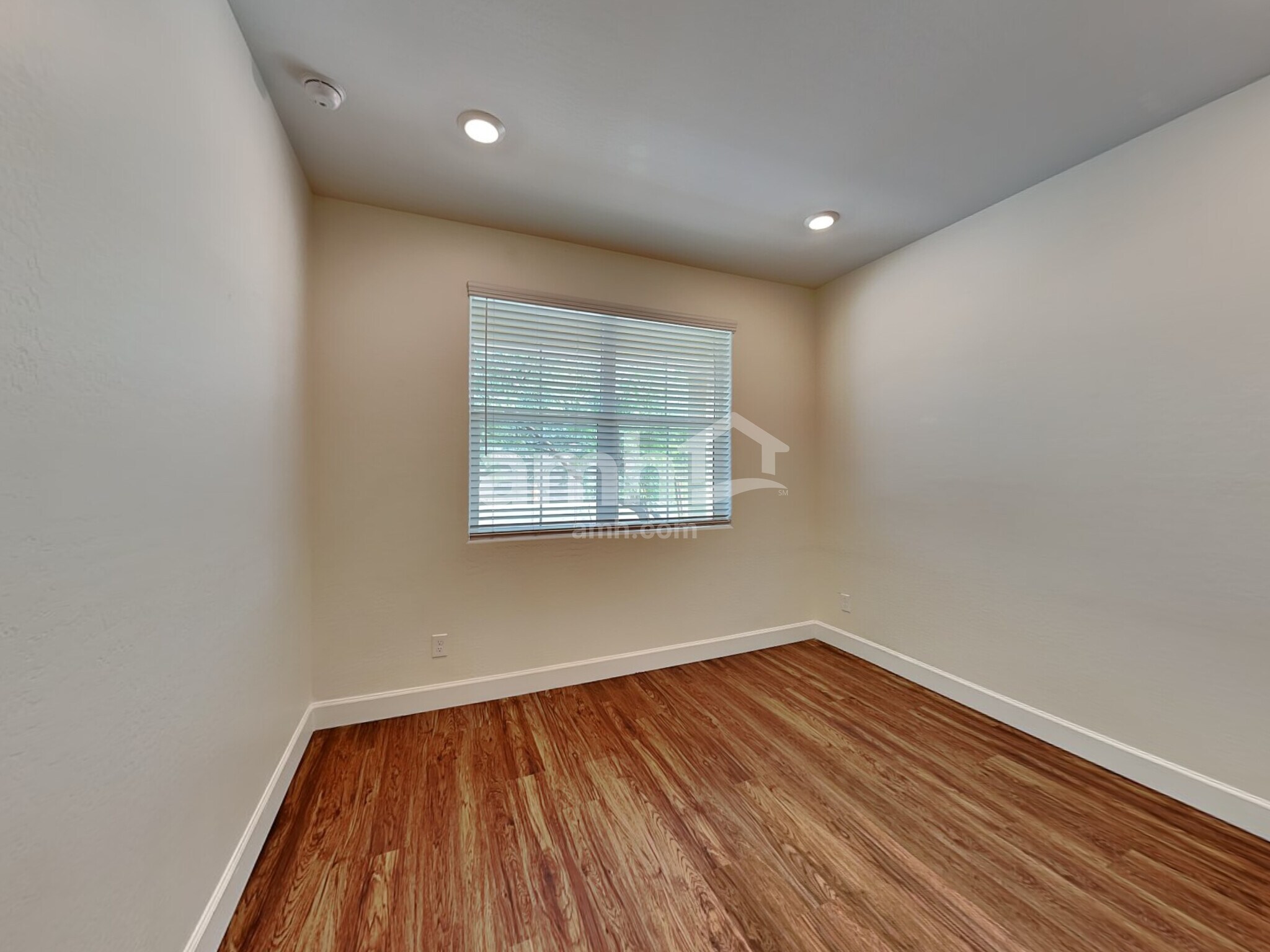 Building Photo - 5915 W Larkspur Dr