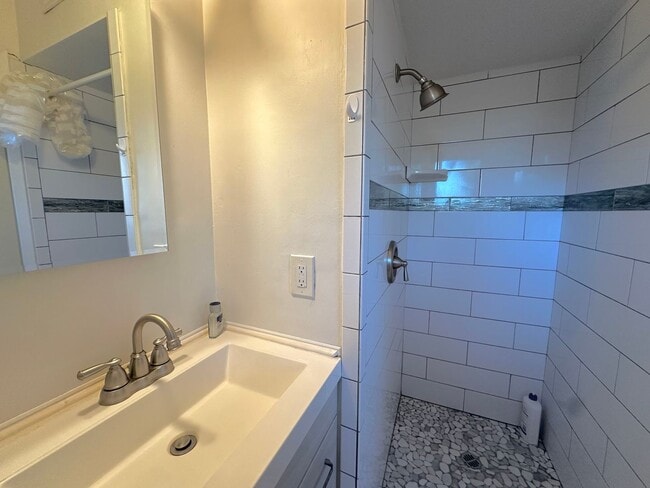 Building Photo - Beautiful 4 Bed / 3 Bath Home in Garden Grove For Rent