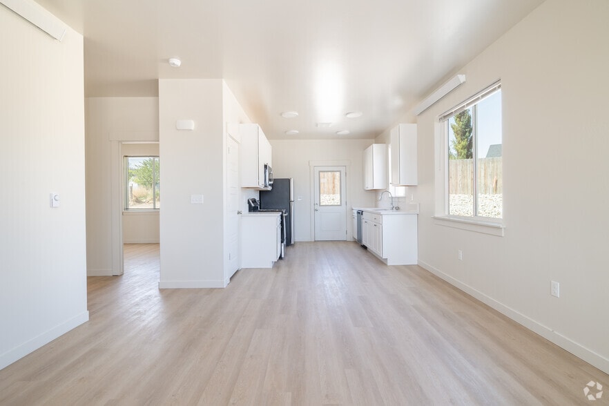 1BR, 1BA - 702SF - Living Room / Kitchen - Twin Falls Harrison