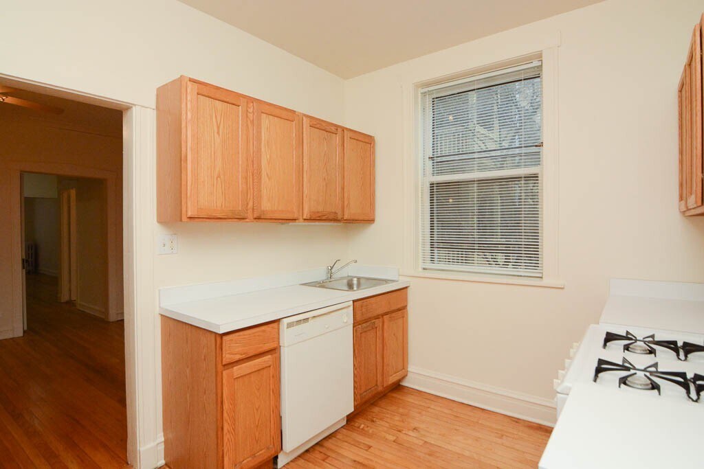 Building Photo - 2443 W Sunnyside Ave