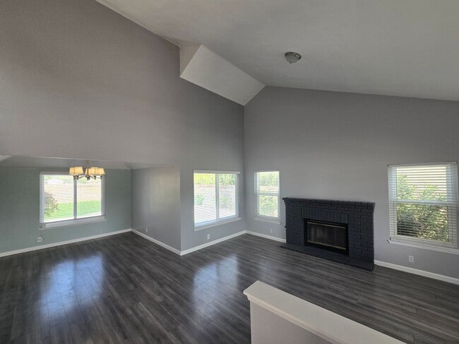 Building Photo - Room for Rent – 1621 W Newgrove St, Lancaster, CA 93534