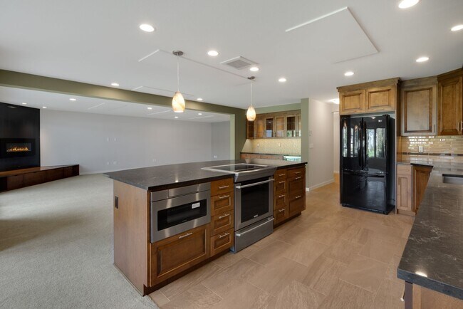 Building Photo - 2bd/2ba Bellevue Condo