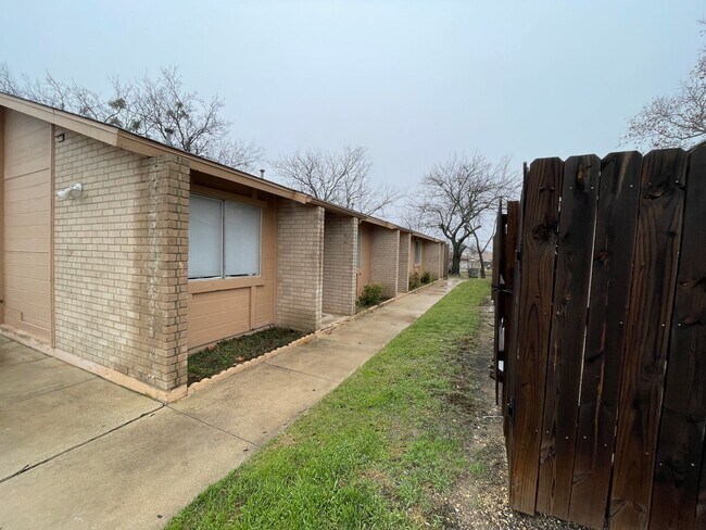 Building Photo - 2206 Silverway Dr