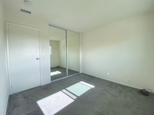 Building Photo - Modern Elegance in North Clairemont! Updat...