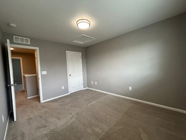 Building Photo - Modern Three Bedroom Townhome Available For Rent in Creekside