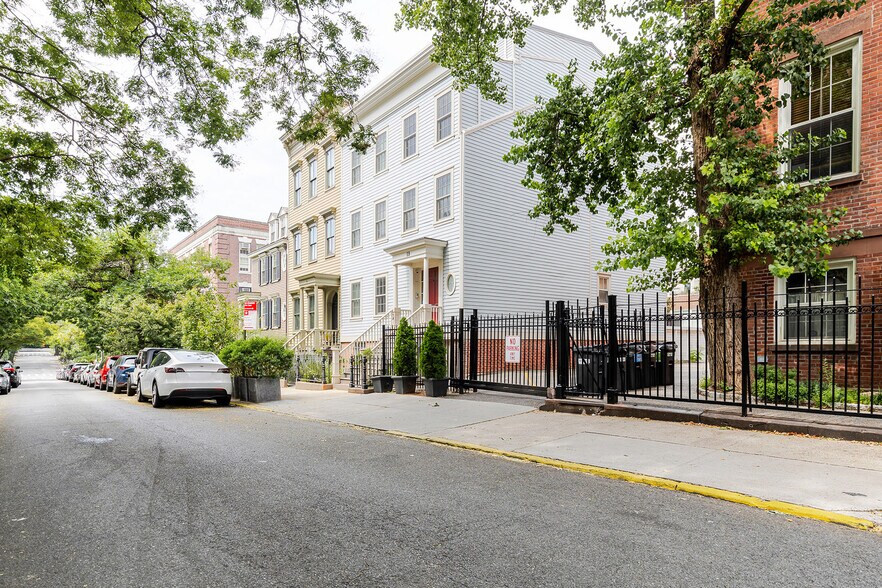 Building Photo - 70 Middagh St