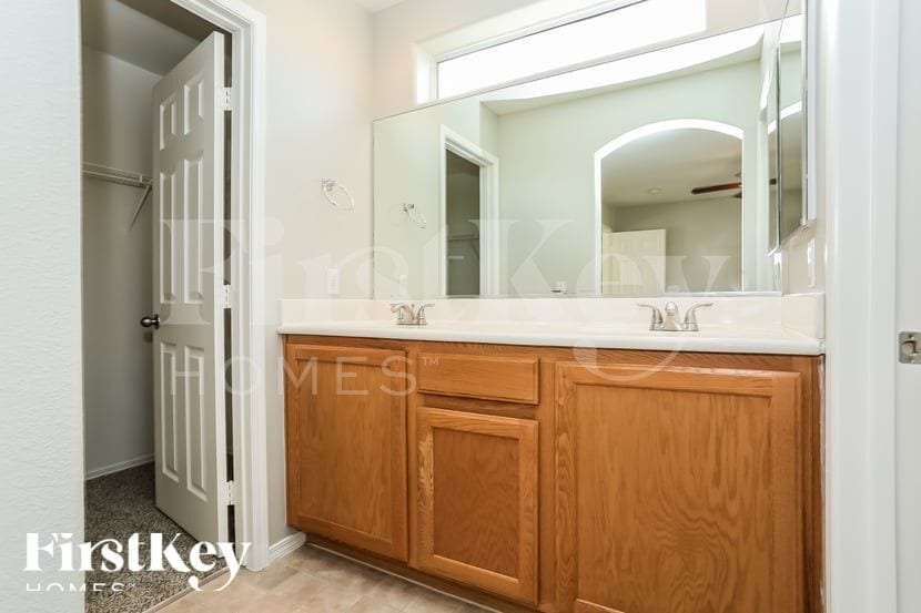 Building Photo - 7225 N Harbow Ridge Pl