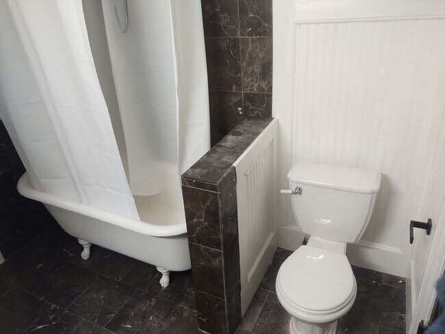 Building Photo - 3 Bedroom with off-street Parking on Park Ave